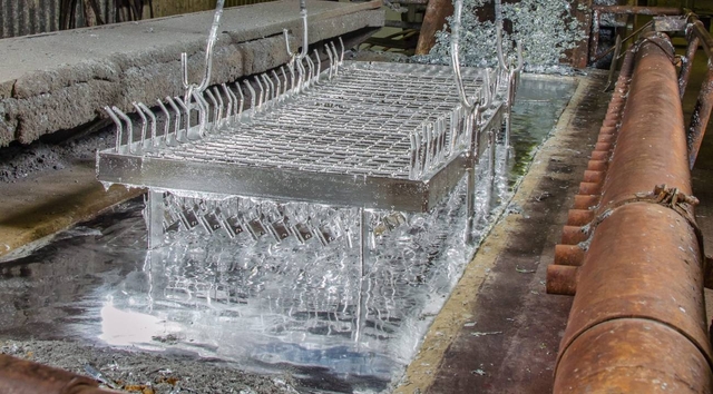 Hot-dip galvanised steel and aluminium elements throughout