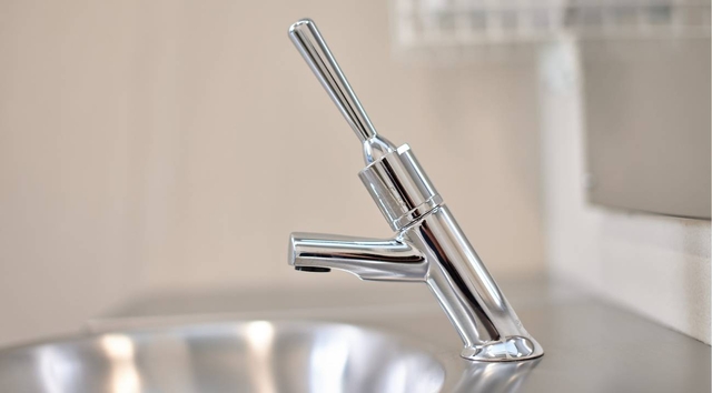 Easy-to-clean durable stainless steel fixtures