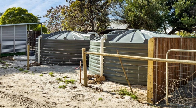 Water tanks with pneumatic flushing where needed